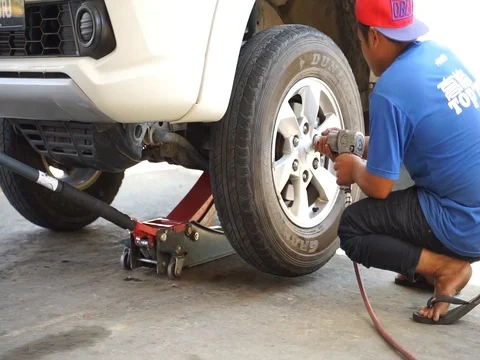 Tyre shop Stock-Footage 105023546