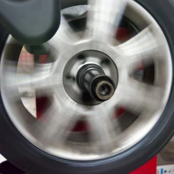 Tyre spinning on the balancing machine 库存照片