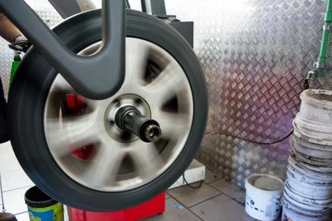 Tyre spinning on the balancing machine 库存照片