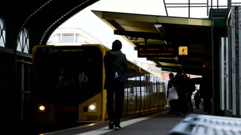 U-Bahn Stockbeeldmateriaal 62615196