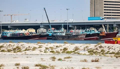 The UAE halts all trade exchanges and financial transactions with Iran amid regi Foto stock