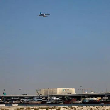The UAE halts all trade exchanges and financial transactions with Iran amid regi Foto stock