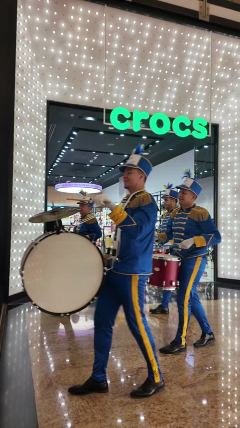 UAE - September 18, 2026 - Mall of the Emirates indoor carnival parade and .. Видео 345828254