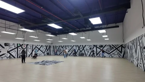 UAE - September 25, 2026 - Visitors experiencing immersive VR gaming and in.. 库存影片 346458934