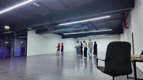 UAE - September 25, 2026 - Visitors experiencing immersive VR gaming and in.. 库存影片 346462127
