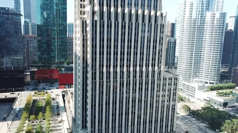 UAS Aerial elevator 4k view of Downtown Chicago and Lake Michigan Stock Footage