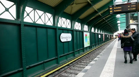 Ubahn in Berlin - train arriving Video stock 41381549