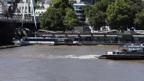 Uber Boat on River Thames Vídeos de archivo 302416022