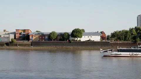 Uber boat sailing on the River Thames 動画素材 204042244