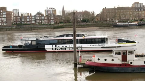 UBER Boat by Thames Clippers stops at 24 pier along the Thames river, London, UK Vidéo 231115830