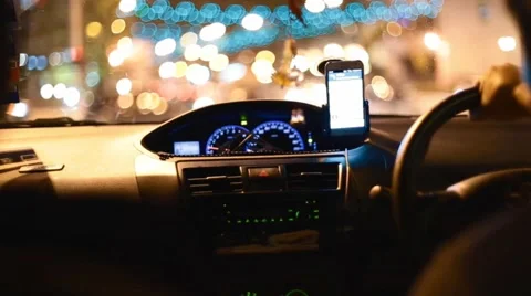 Uber car driver Waiting at stop light in car at night Vidéo 65839352