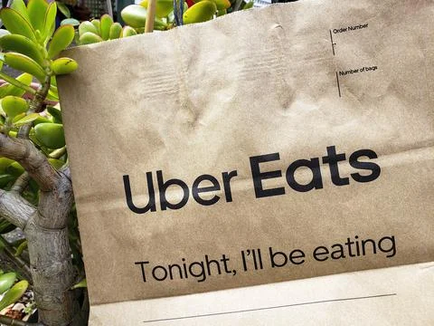 Uber Eats reusable and recyclable brown paper carrying bag Fotos de archivo