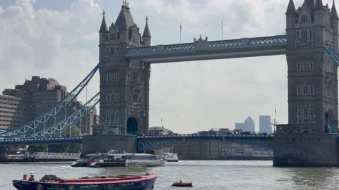 Uber ferry cruises passed the Tower Bridge on 'Freedom day' 스톡 동영상 157490937