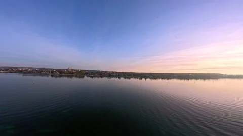 Überflug des ruhigen Bodensees mit Blick auf den Sonnenaufgang. Vidéo 238701487