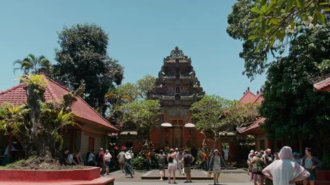 Ubud Royal Palace gate and tourists, Ubud, Bali Vidéo 336514595