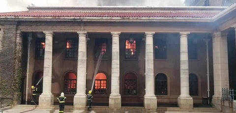 UCT Jagger Library destroyed by wildfire in Cape Town, South Africa Vídeo Stock 340270491