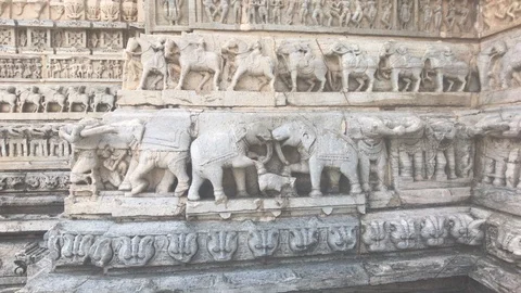 Udaipur, India - beautiful patterns of stone on the walls of an ancient temple Video stock 124224869