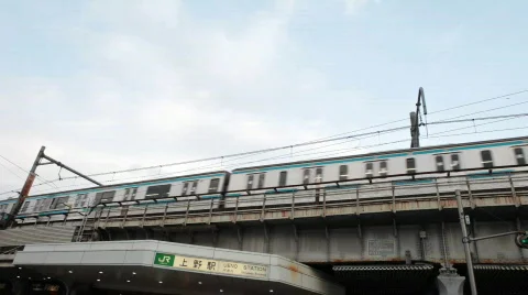 Ueno Station, Train Passing Stockbeeldmateriaal 454991