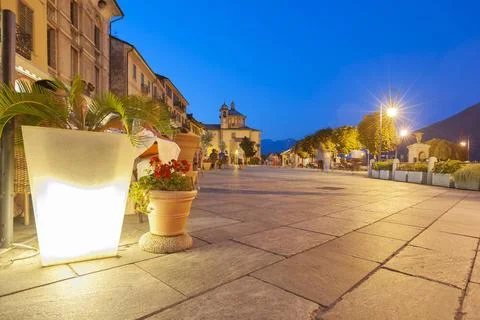 Uferpromenade mit historischen Hausfassaden in Cannobio im Piemont in Ital... Stock Photos