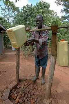 Uganda using tip-tap simple device for washing Foto stock