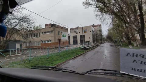 Ugledar, 20.04.20 – War damage: school and apartment buildings Vídeo Stock 317218119