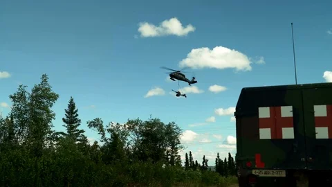 UH-60 Black Hawk delivering Howitzer by sling load during Red Flag Alaska Видео 110732821