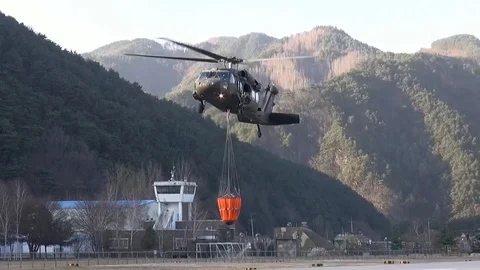 UH-60 Black Hawk lifting Bambi bucket for wild fires, Korea Vidéo 106004569