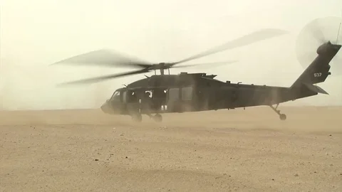 UH-60 Black Hawk taking off in clouds of sand 動画素材 87501325