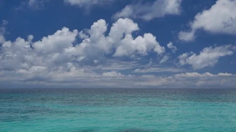 UHD camera tilt down of the tropical beach in the morning Stockbeeldmateriaal 69078952