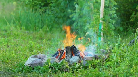 UHD closeup shot of the backyard bonfire Vídeos de archivo 112360562