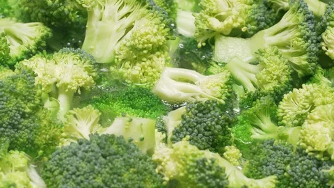 UHD closeup shot of the broccoli in a boiling water 動画素材 110376343