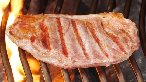 UHD closeup shot of the delicious beef steak on the grill Video stock 91918751