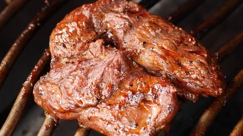 UHD closeup shot of the delicious beef steak on the grill Video stock 92285595