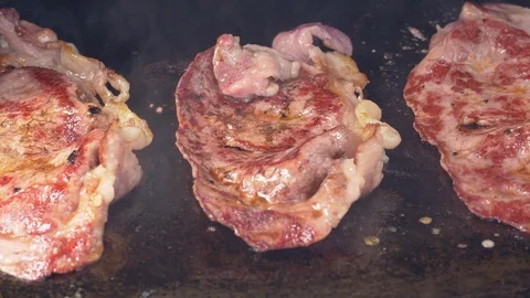 UHD closeup of the thin sliced marbled beef frying on the iron Stockbeeldmateriaal 109320321