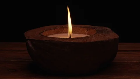 UHD low key closeup shot of the spa coconut candle Stockbeeldmateriaal 95282884