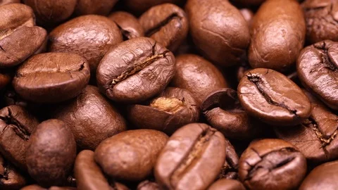 UHD macro of the medium roasted coffee beans on rotation stand Stockbeeldmateriaal 95316876