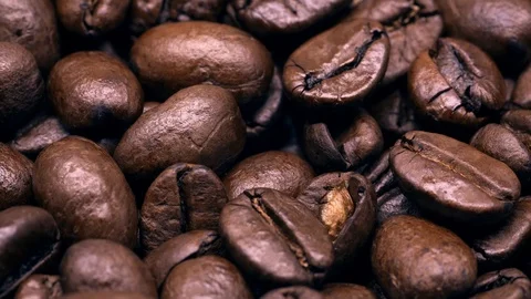 UHD macro of the medium roasted coffee beans on rotation stand Video stock 95330528