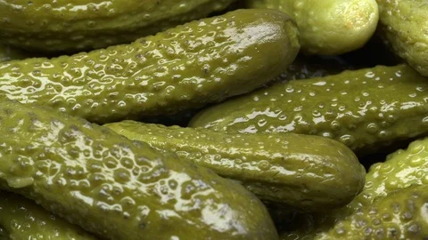 UHD macro of the pickled cucumbers on a turntable Stockbeeldmateriaal 95481005