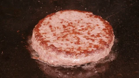 UHD slow dolly of the beef burger frying on the iron Видео 95316972
