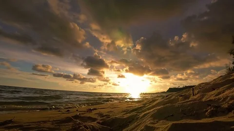 Uhd Timelaps : Dramatic Colorful dawn over the sea with cloudy sky Stock Footage 83399067