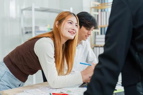 UI designer and UX developer brainstorm idea to design the application 스톡 사진