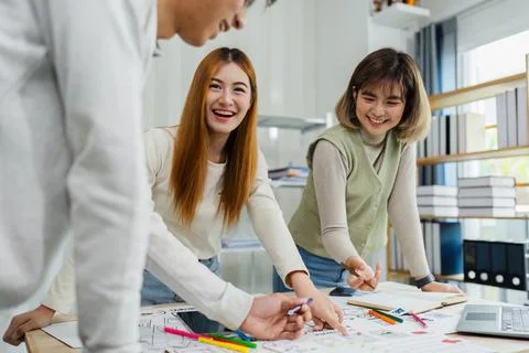 UI designer and UX developer brainstorm idea to design the application interface Stockfoto's