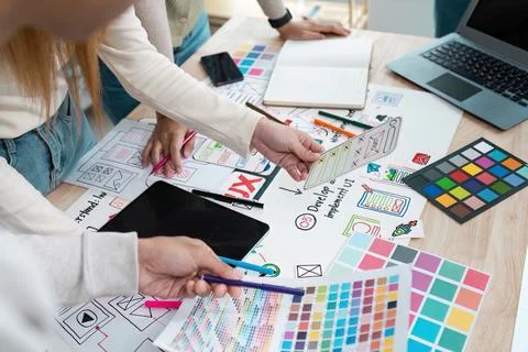 UI designer and UX developer brainstorm idea to design the application Stockfoto's