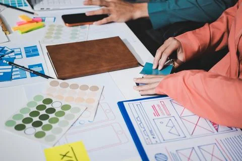 UI designer and UX developer brainstorm idea to design the application appe.. Foto stock
