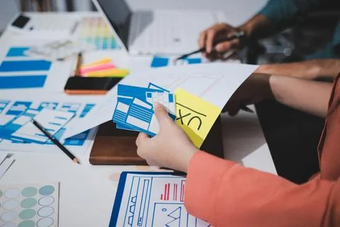 UI designer and UX developer brainstorm idea to design the application appe.. Foto stock