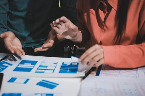 UI designer and UX developer brainstorm idea to design the application appe.. Foto stock