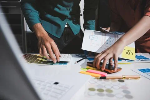 UI designer and UX developer brainstorm idea to design the application appe.. Foto stock
