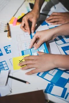 UI designer and UX developer brainstorm idea to design the application appe.. Foto stock