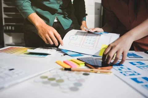 UI designer and UX developer brainstorm idea to design the application appe.. Stockfoto's