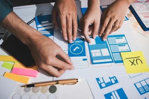 UI designer and UX developer brainstorm idea to design the application appe.. Foto stock